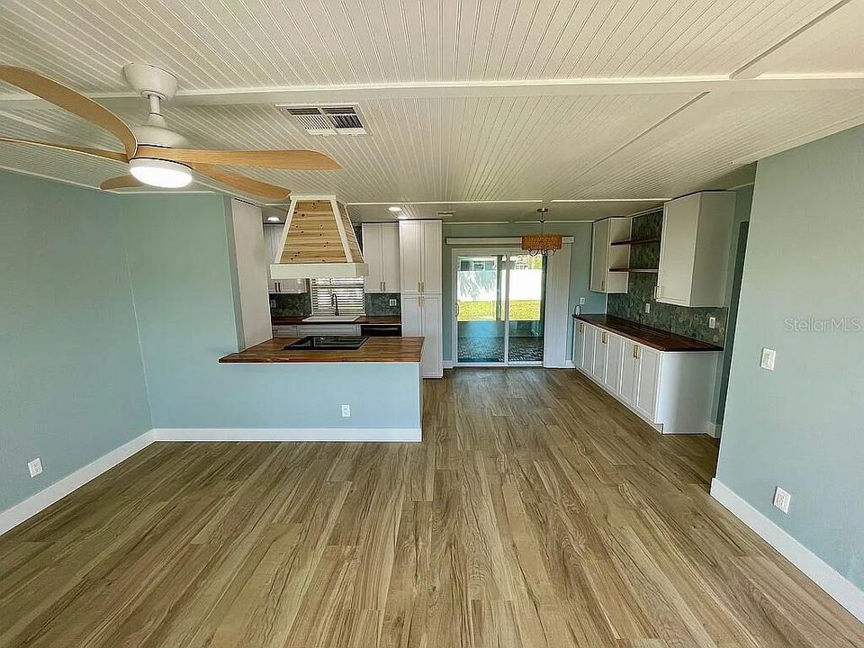 For Sale: $464,900 (2 beds, 2 baths, 940 Square Feet)