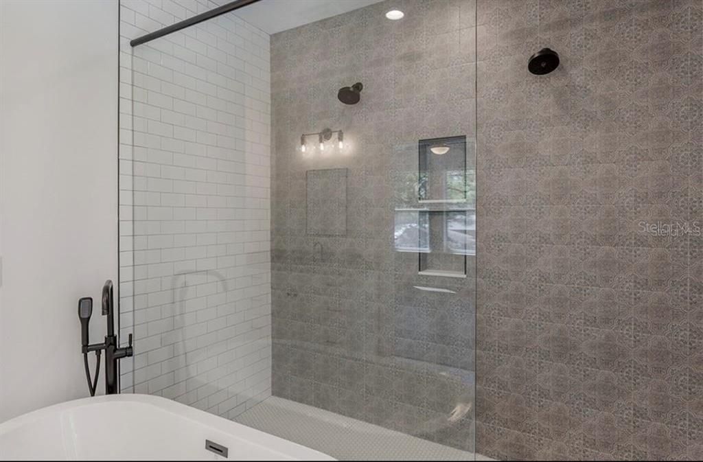 En Renta: $4,800 (4 camas, 3 baños, 2392 Pies cuadrados)