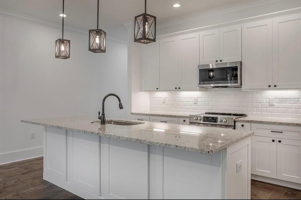 En Renta: $4,800 (4 camas, 3 baños, 2392 Pies cuadrados)