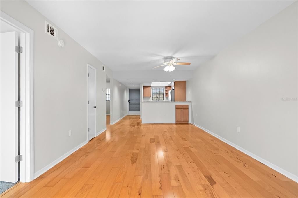 For Sale: $209,900 (2 beds, 2 baths, 912 Square Feet)