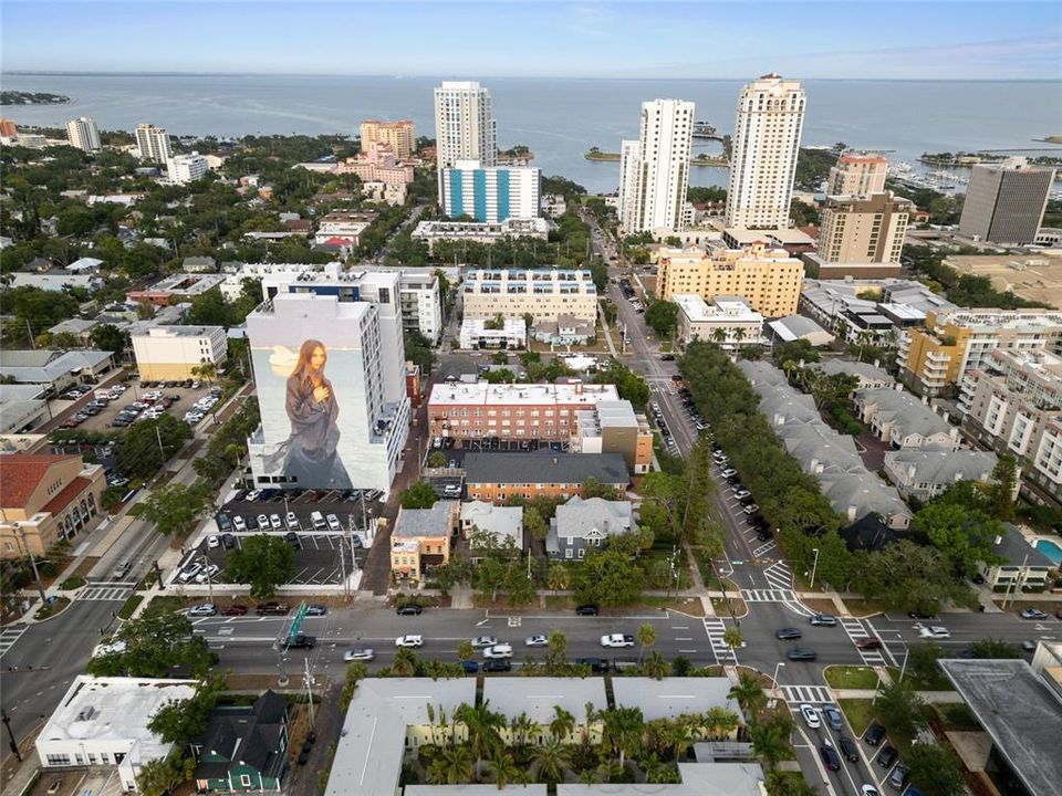 На продажу: $549,000 (2 спален, 2 ванн, 1055 Квадратных фут)