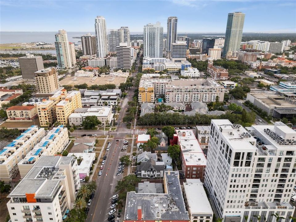 На продажу: $549,000 (2 спален, 2 ванн, 1055 Квадратных фут)