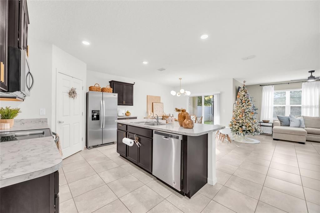 待售: $385,000 (4 贝兹, 2 浴室, 1828 平方英尺)