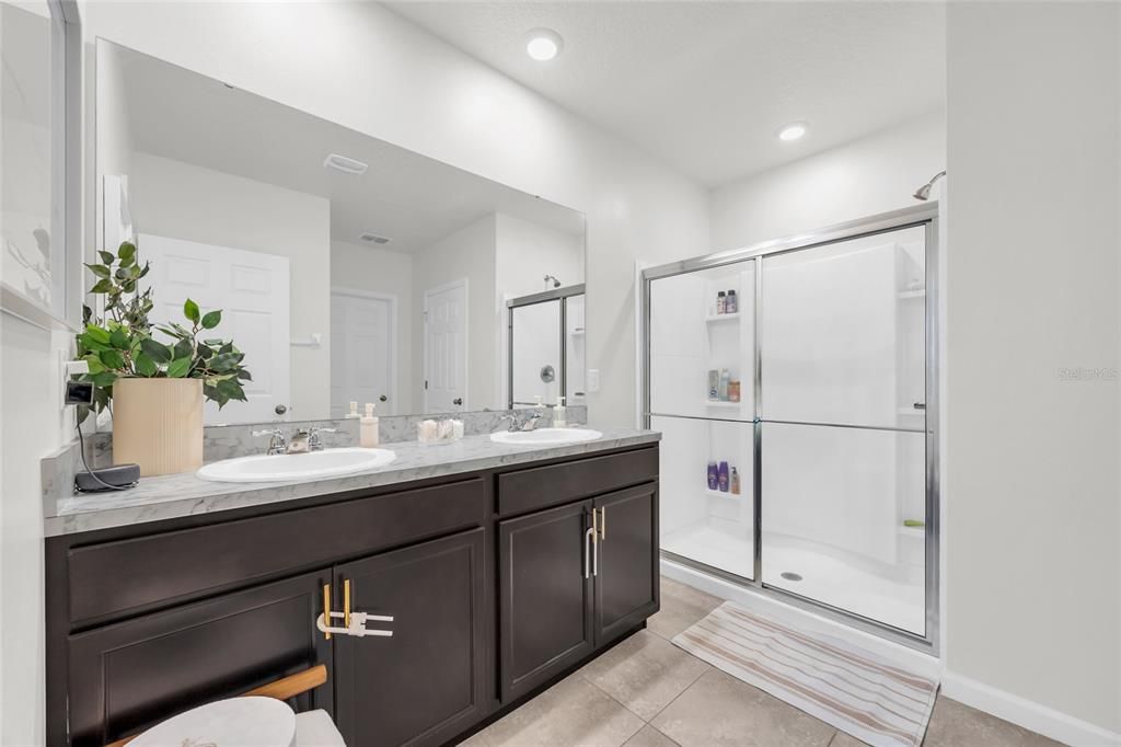 待售: $385,000 (4 贝兹, 2 浴室, 1828 平方英尺)