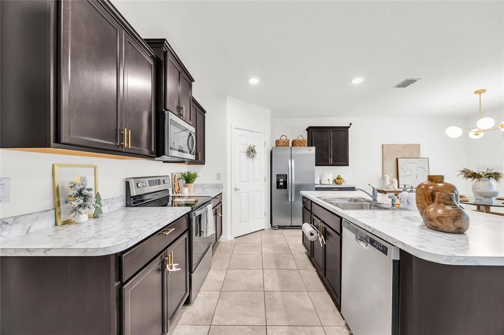 待售: $385,000 (4 贝兹, 2 浴室, 1828 平方英尺)