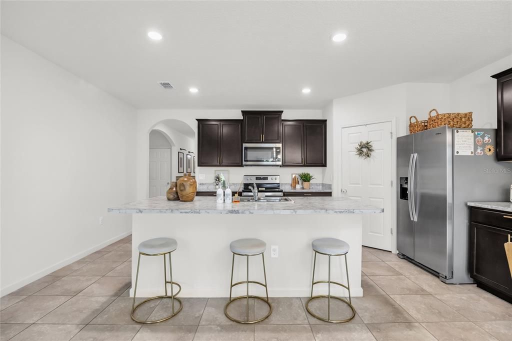 待售: $385,000 (4 贝兹, 2 浴室, 1828 平方英尺)