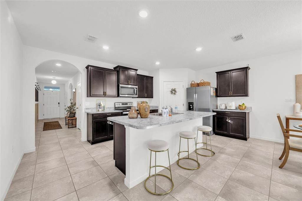 待售: $385,000 (4 贝兹, 2 浴室, 1828 平方英尺)