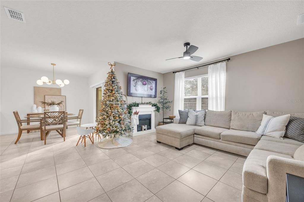 待售: $385,000 (4 贝兹, 2 浴室, 1828 平方英尺)