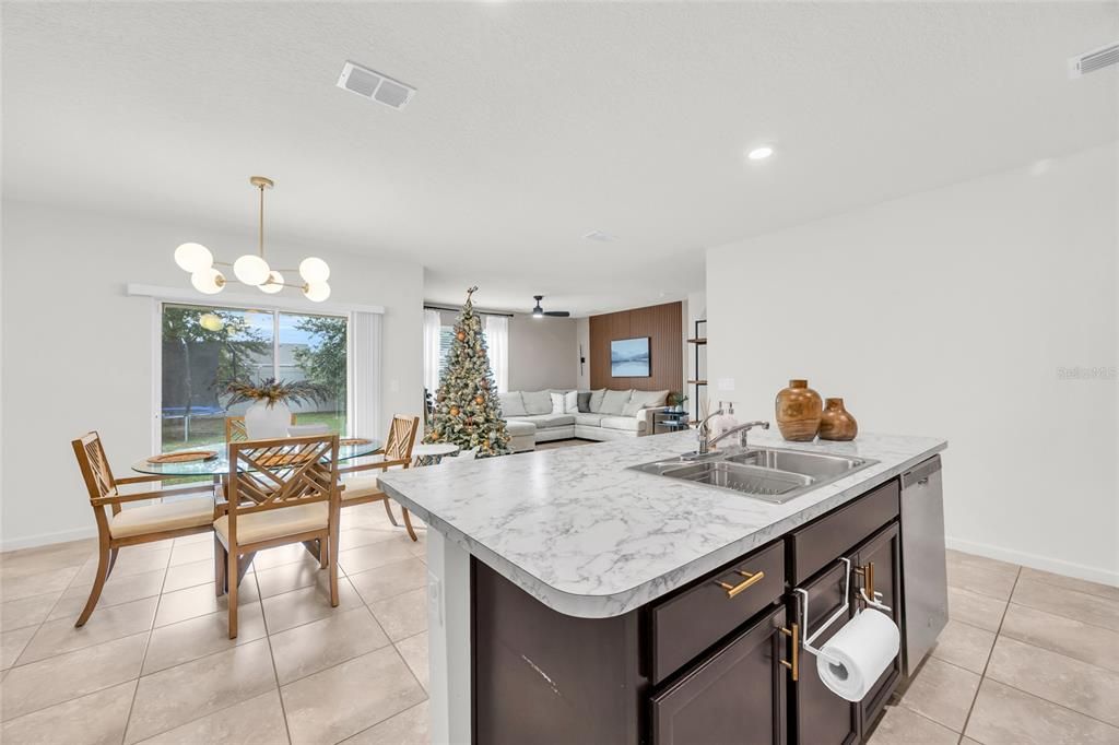 待售: $385,000 (4 贝兹, 2 浴室, 1828 平方英尺)