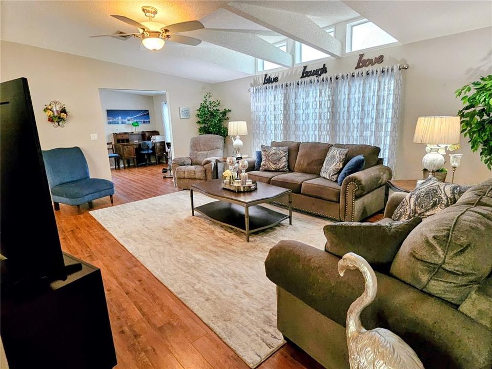 待售: $235,000 (2 贝兹, 2 浴室, 1558 平方英尺)