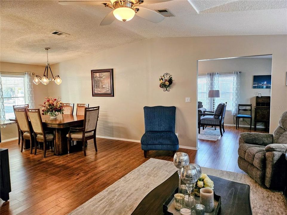 待售: $235,000 (2 贝兹, 2 浴室, 1558 平方英尺)