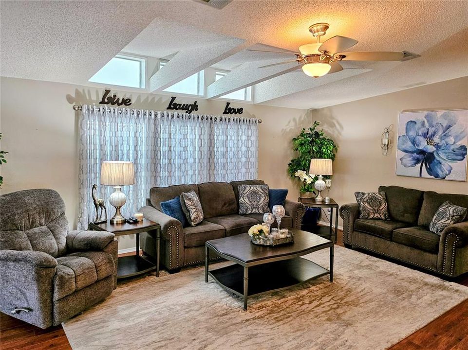 待售: $235,000 (2 贝兹, 2 浴室, 1558 平方英尺)