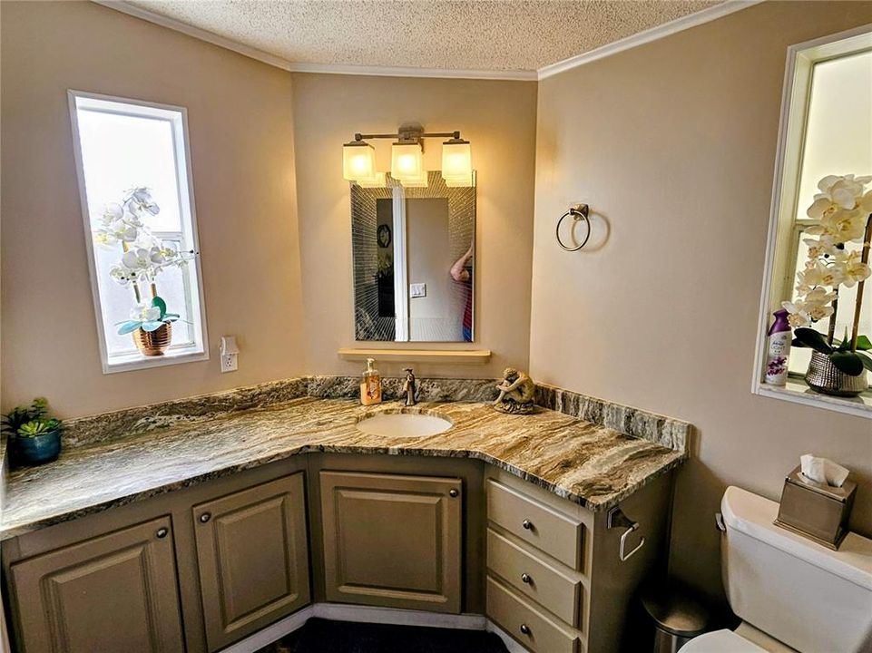 待售: $235,000 (2 贝兹, 2 浴室, 1558 平方英尺)