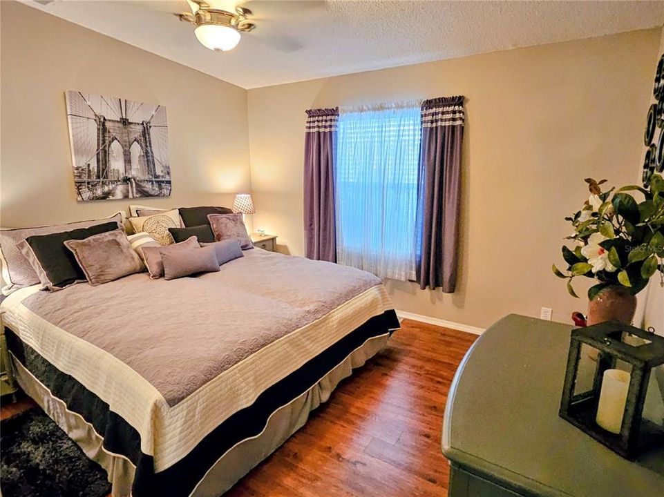 待售: $235,000 (2 贝兹, 2 浴室, 1558 平方英尺)