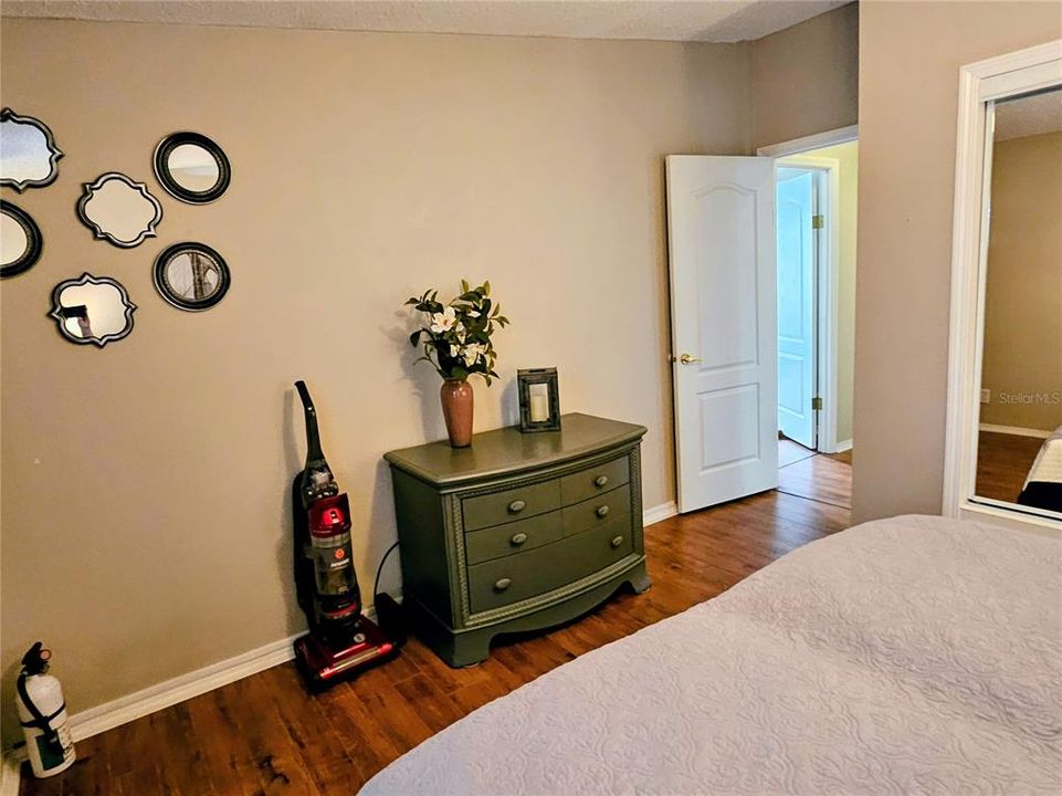 待售: $235,000 (2 贝兹, 2 浴室, 1558 平方英尺)