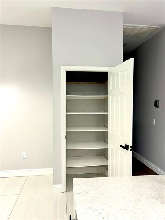 En Renta: $3,600 (4 camas, 3 baños, 2501 Pies cuadrados)