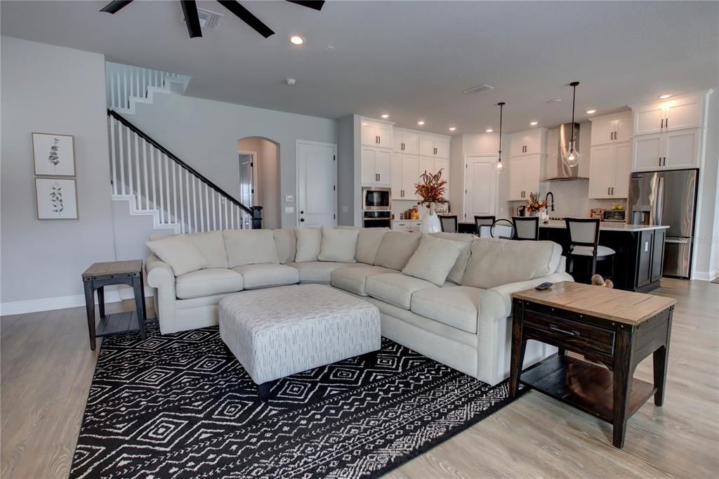 En Venta: $734,900 (4 camas, 3 baños, 3001 Pies cuadrados)