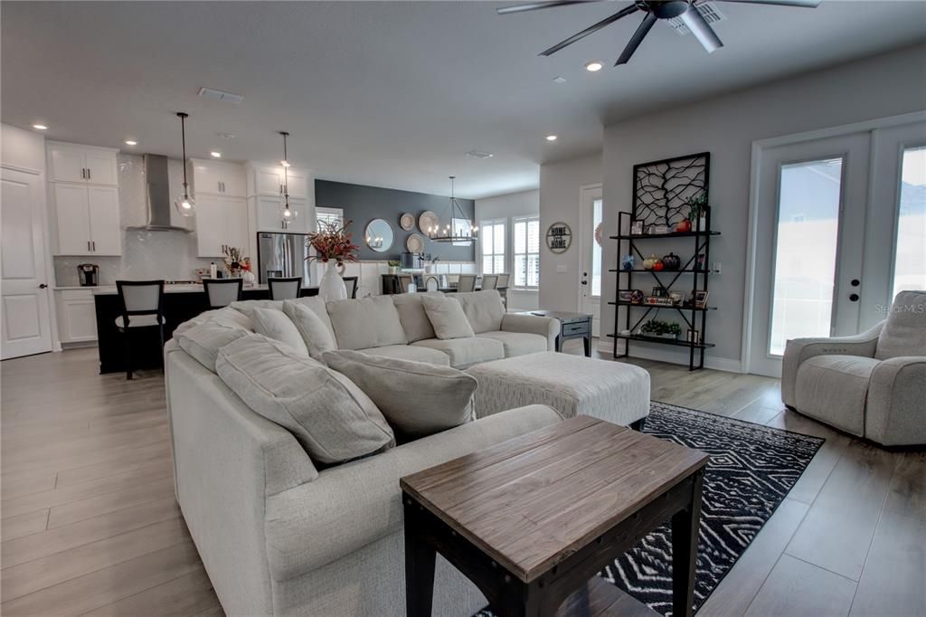 En Venta: $734,900 (4 camas, 3 baños, 3001 Pies cuadrados)