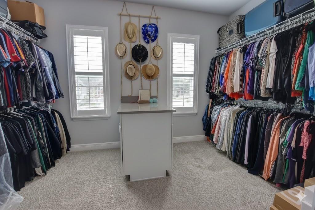 En Venta: $734,900 (4 camas, 3 baños, 3001 Pies cuadrados)