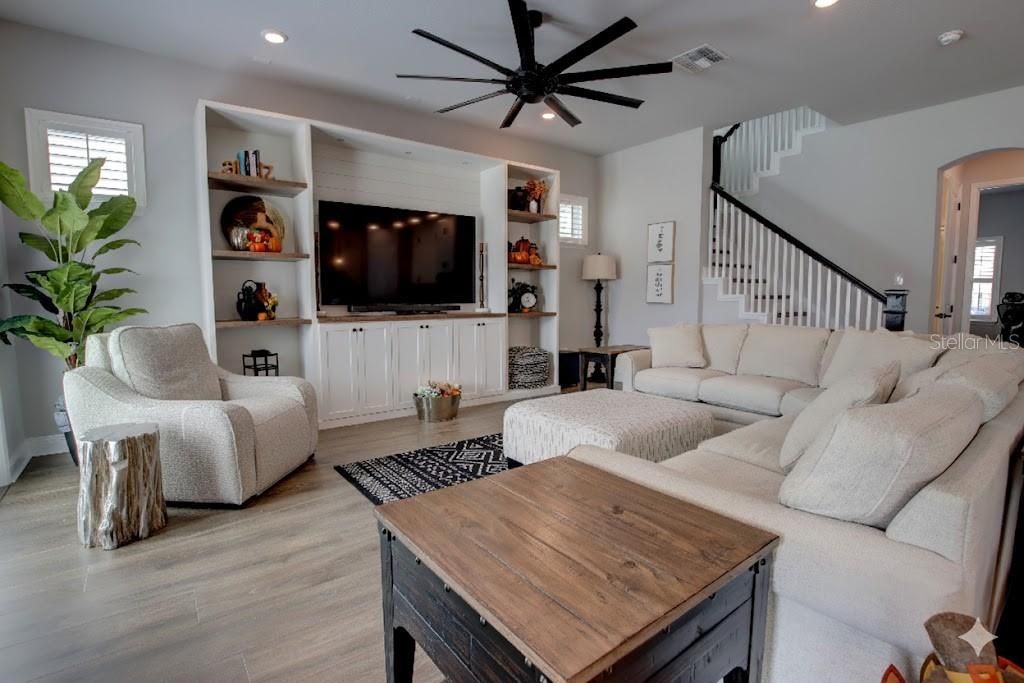 En Venta: $734,900 (4 camas, 3 baños, 3001 Pies cuadrados)