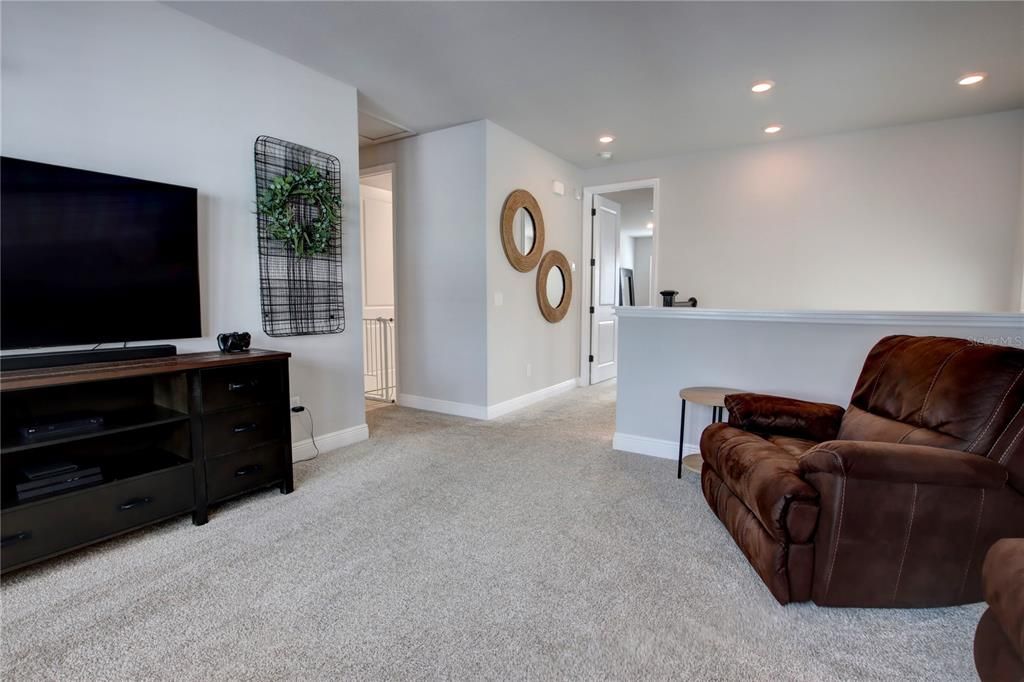 En Venta: $734,900 (4 camas, 3 baños, 3001 Pies cuadrados)