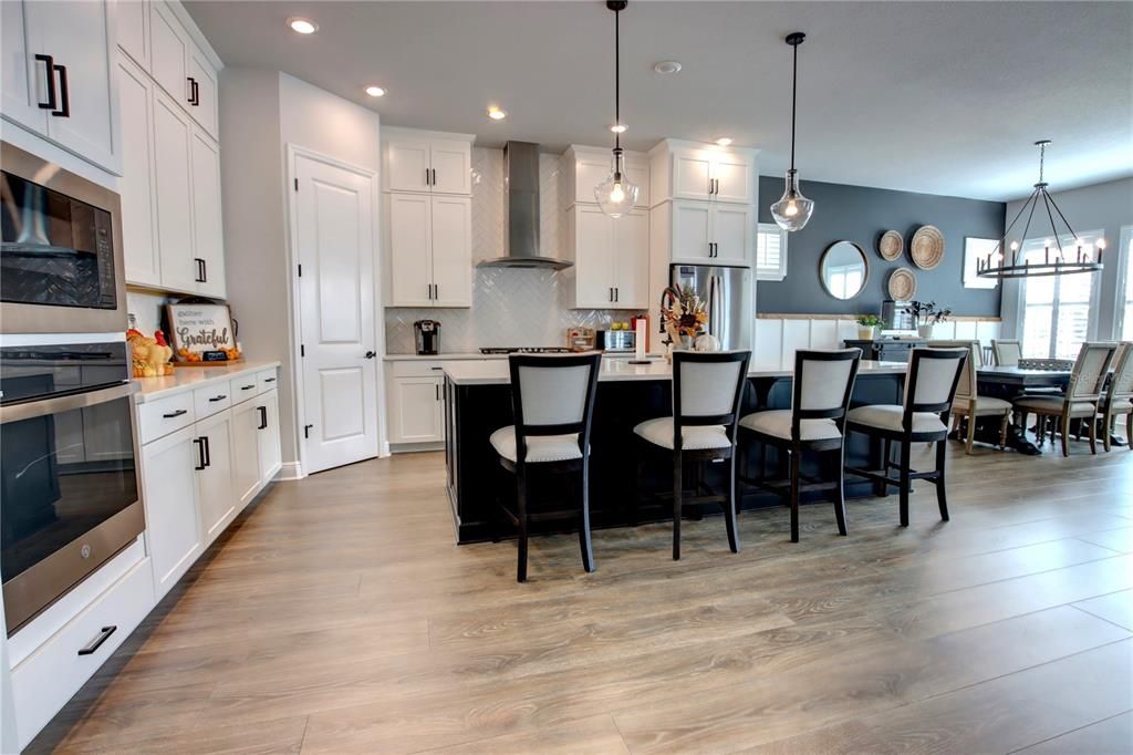 En Venta: $734,900 (4 camas, 3 baños, 3001 Pies cuadrados)