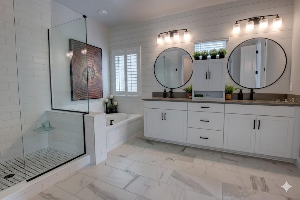 En Venta: $734,900 (4 camas, 3 baños, 3001 Pies cuadrados)