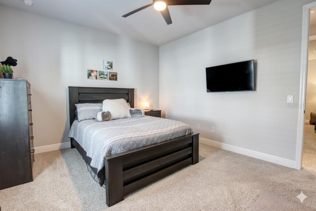 En Venta: $734,900 (4 camas, 3 baños, 3001 Pies cuadrados)