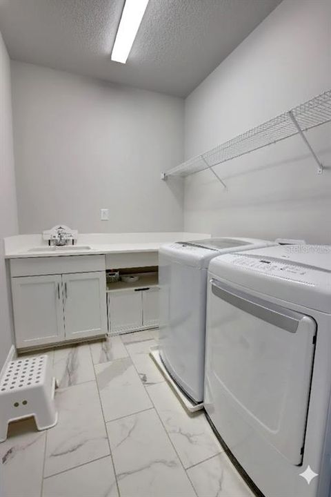 En Venta: $734,900 (4 camas, 3 baños, 3001 Pies cuadrados)