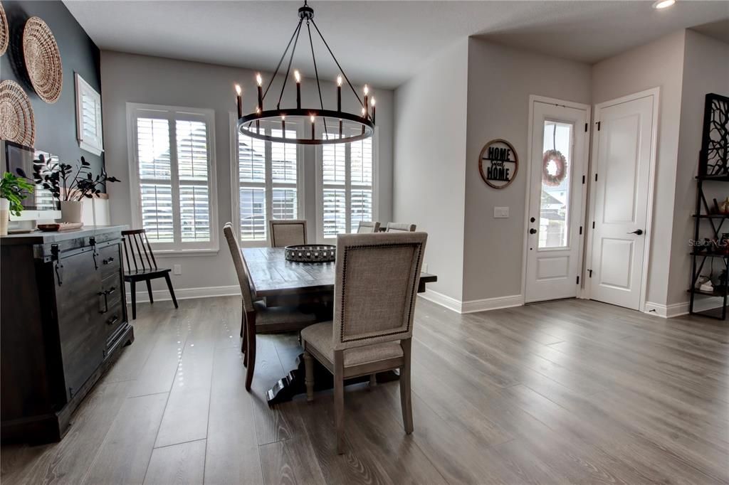 En Venta: $734,900 (4 camas, 3 baños, 3001 Pies cuadrados)