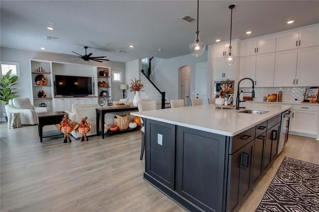 En Venta: $734,900 (4 camas, 3 baños, 3001 Pies cuadrados)