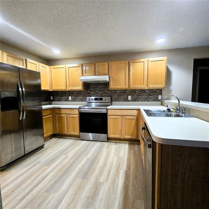 En Venta: $380,000 (3 camas, 2 baños, 1932 Pies cuadrados)