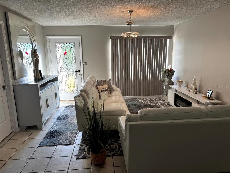 For Sale: $452,000 (3 beds, 1 baths, 1050 Square Feet)