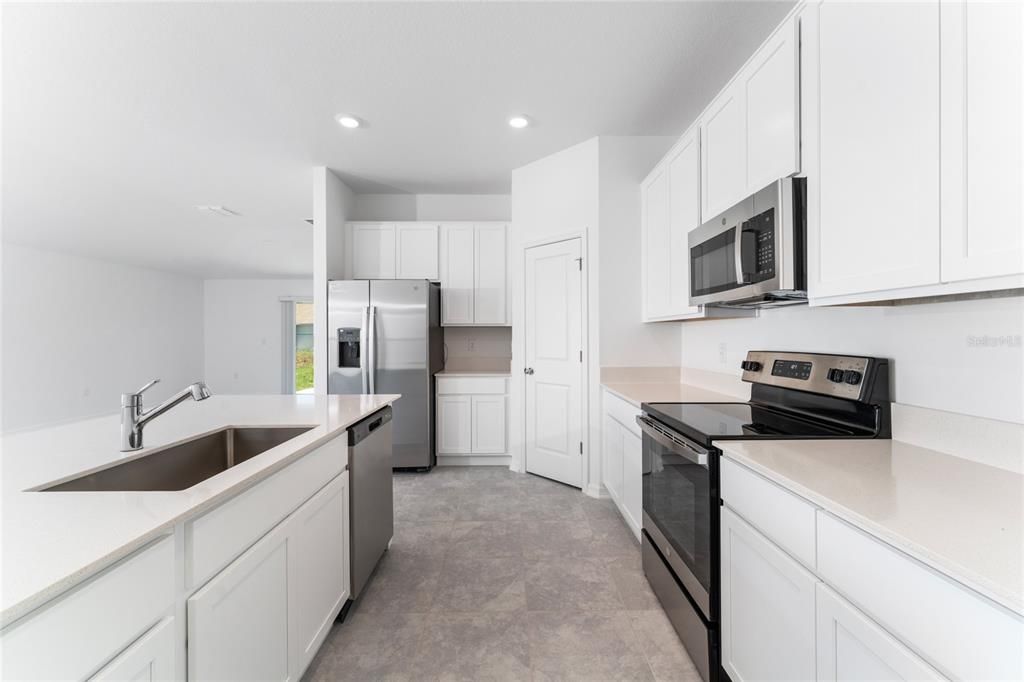 待售: $330,552 (4 贝兹, 2 浴室, 1817 平方英尺)