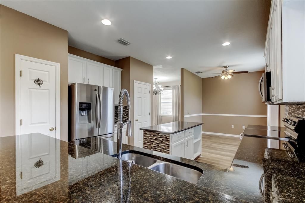 待售: $470,000 (4 贝兹, 2 浴室, 2482 平方英尺)