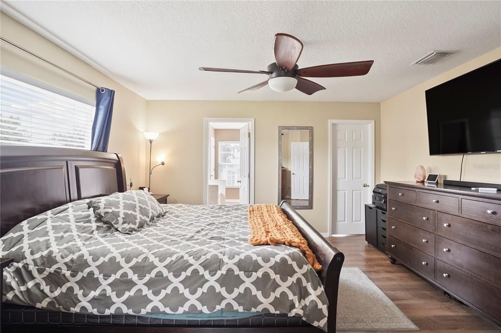 待售: $470,000 (4 贝兹, 2 浴室, 2482 平方英尺)