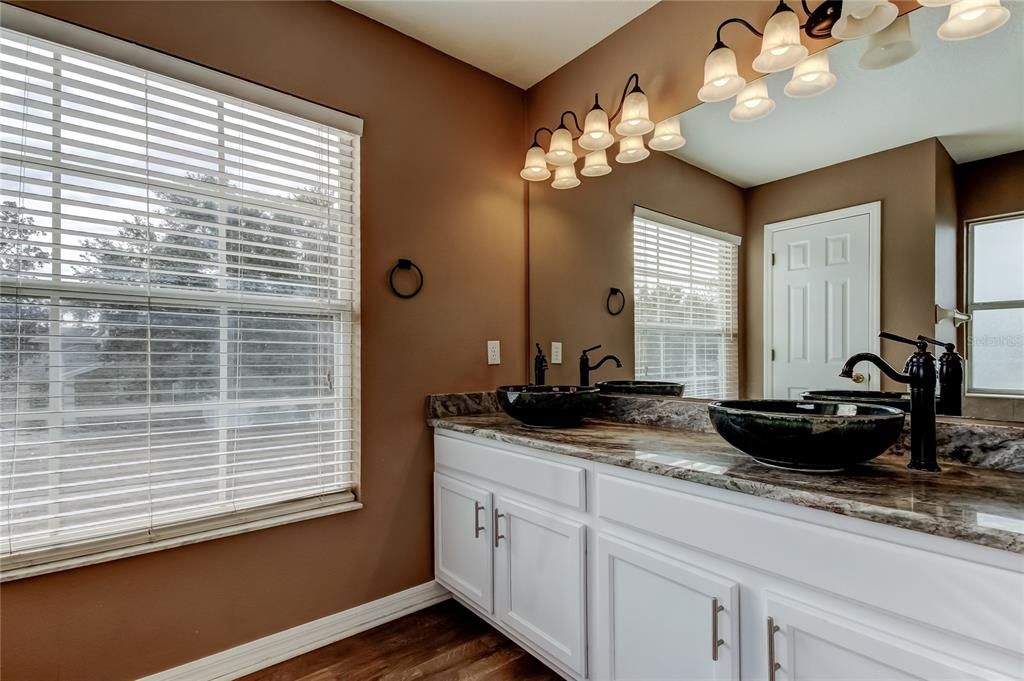 待售: $470,000 (4 贝兹, 2 浴室, 2482 平方英尺)