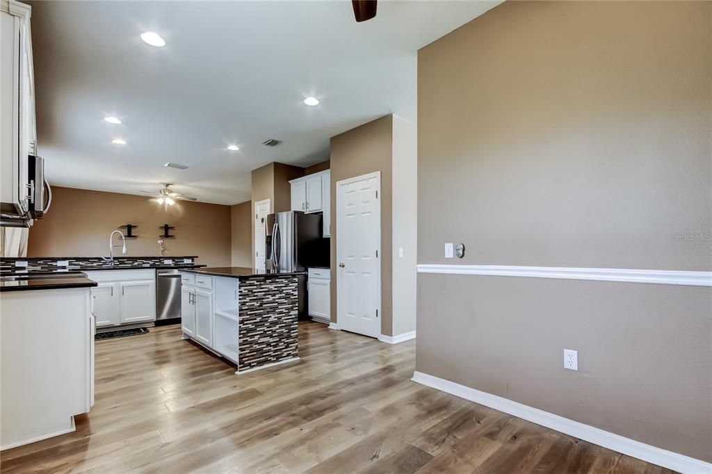 待售: $470,000 (4 贝兹, 2 浴室, 2482 平方英尺)