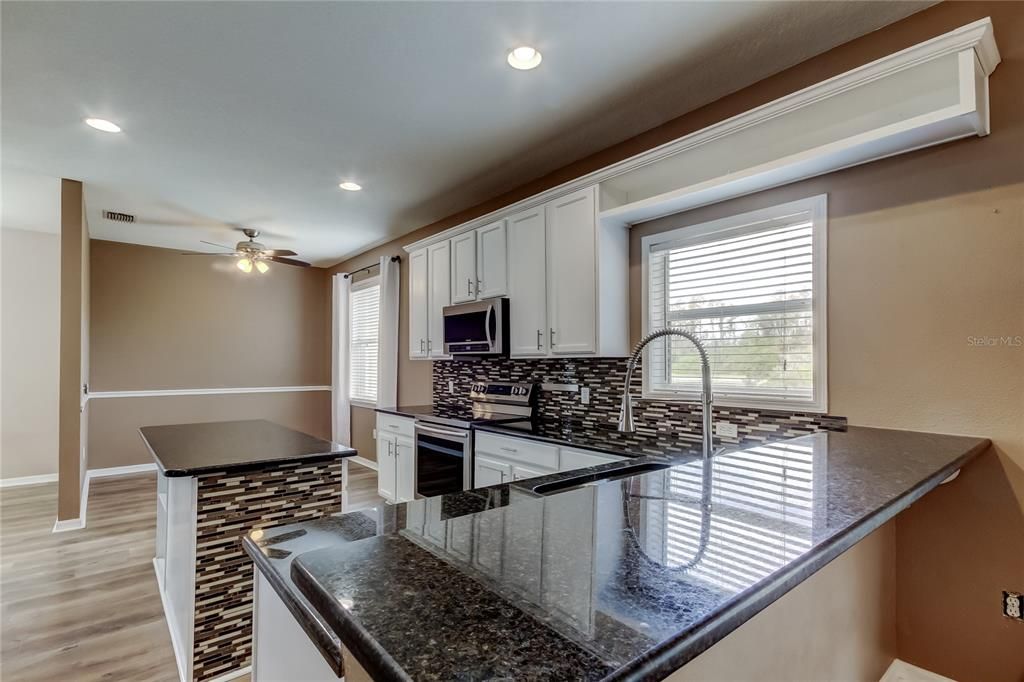 待售: $470,000 (4 贝兹, 2 浴室, 2482 平方英尺)