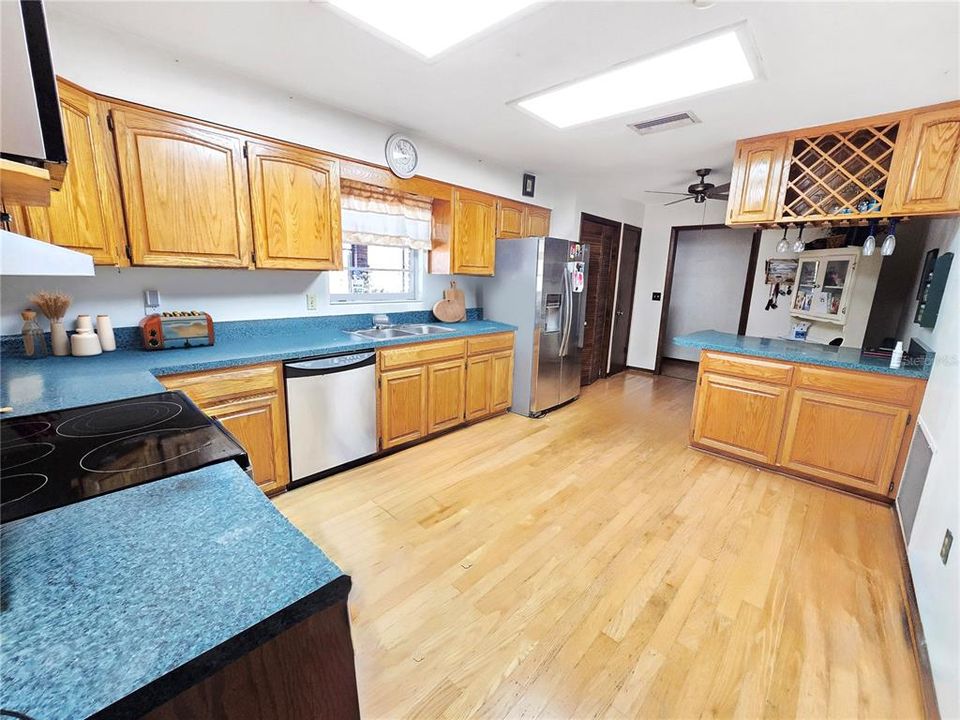 For Sale: $1,200,000 (2 beds, 3 baths, 1744 Square Feet)