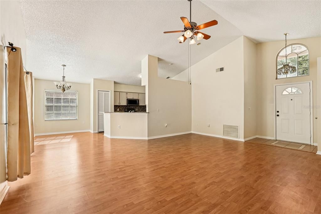 待售: $325,000 (3 贝兹, 2 浴室, 1488 平方英尺)