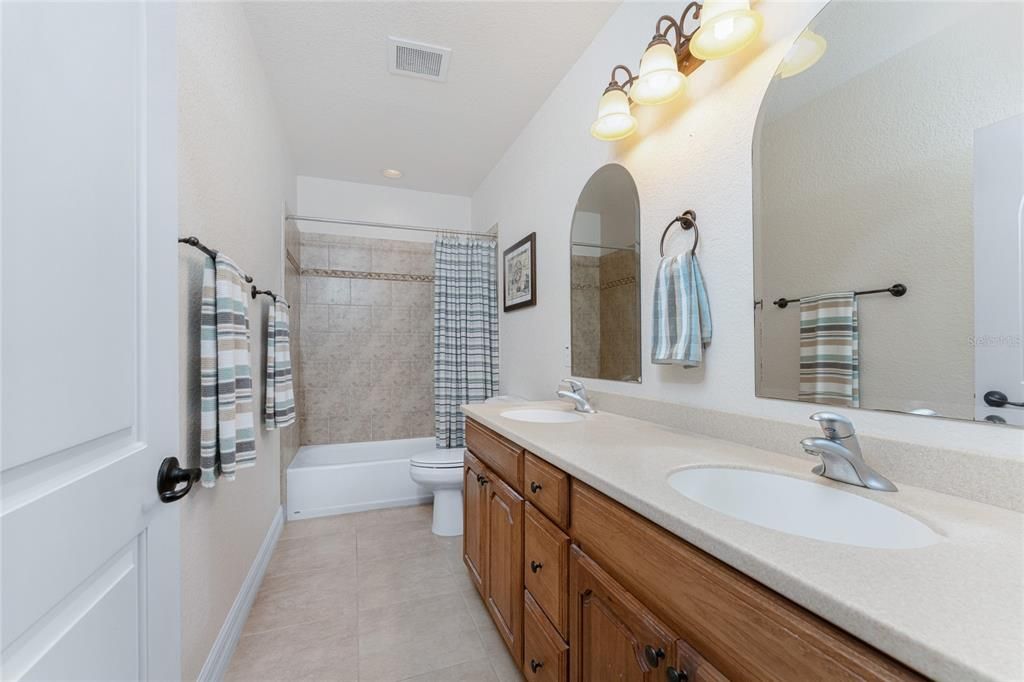 待售: $210,000 (2 贝兹, 2 浴室, 1272 平方英尺)