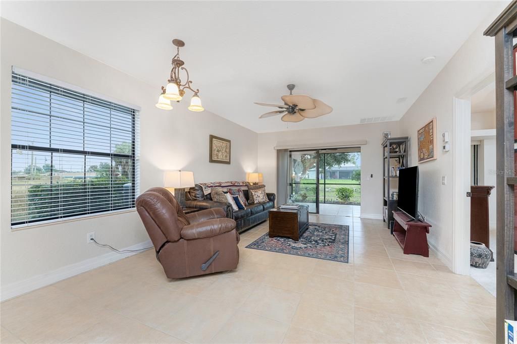 待售: $210,000 (2 贝兹, 2 浴室, 1272 平方英尺)