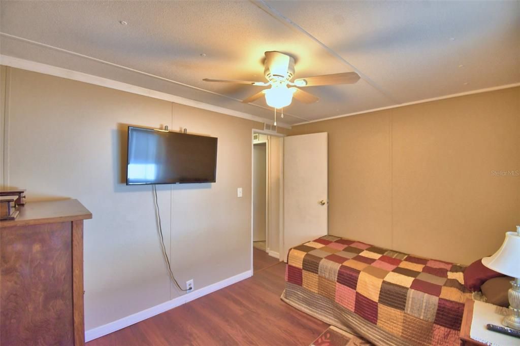 For Sale: $117,000 (2 beds, 2 baths, 936 Square Feet)