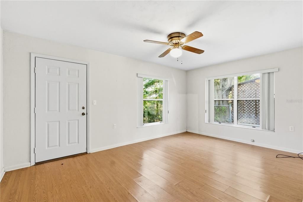 En Venta: $325,000 (4 camas, 2 baños, 2095 Pies cuadrados)