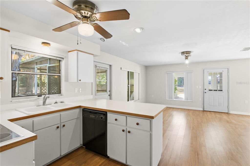 En Venta: $325,000 (4 camas, 2 baños, 2095 Pies cuadrados)