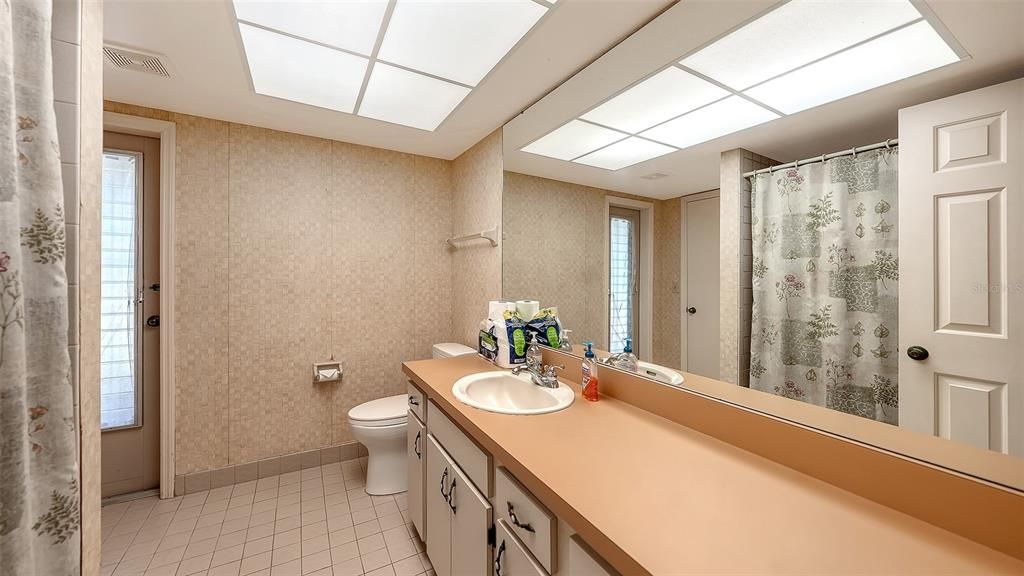 Под контрактом: $525,000 (3 спален, 2 ванн, 2037 Квадратных фут)