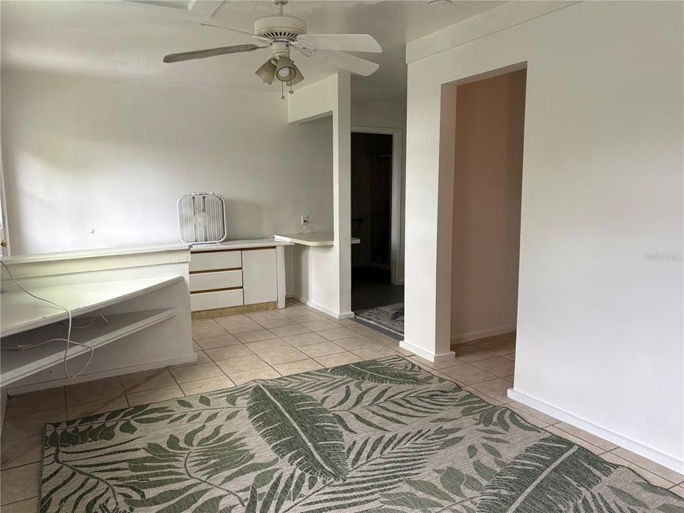 出租: $1,250 (1 贝兹, 1 浴室, 375 平方英尺)