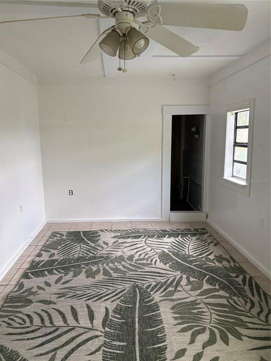 出租: $1,250 (1 贝兹, 1 浴室, 375 平方英尺)