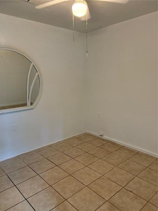 出租: $1,250 (1 贝兹, 1 浴室, 375 平方英尺)